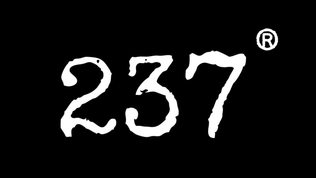 Logo "237" blanc avec symbole de marque déposée (R) sur fond noir, style typographique texturé et usé. Image zoomée.
